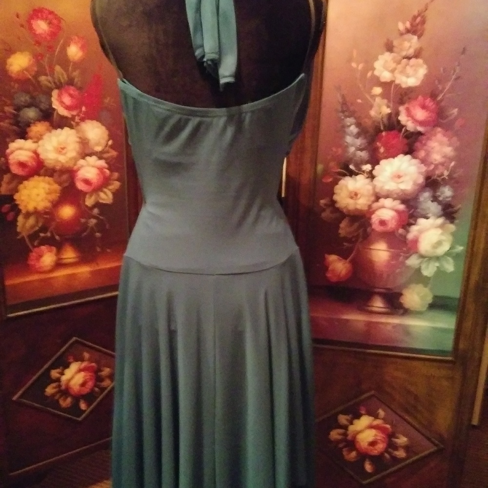 Backless beauty - Picture 3 of 5